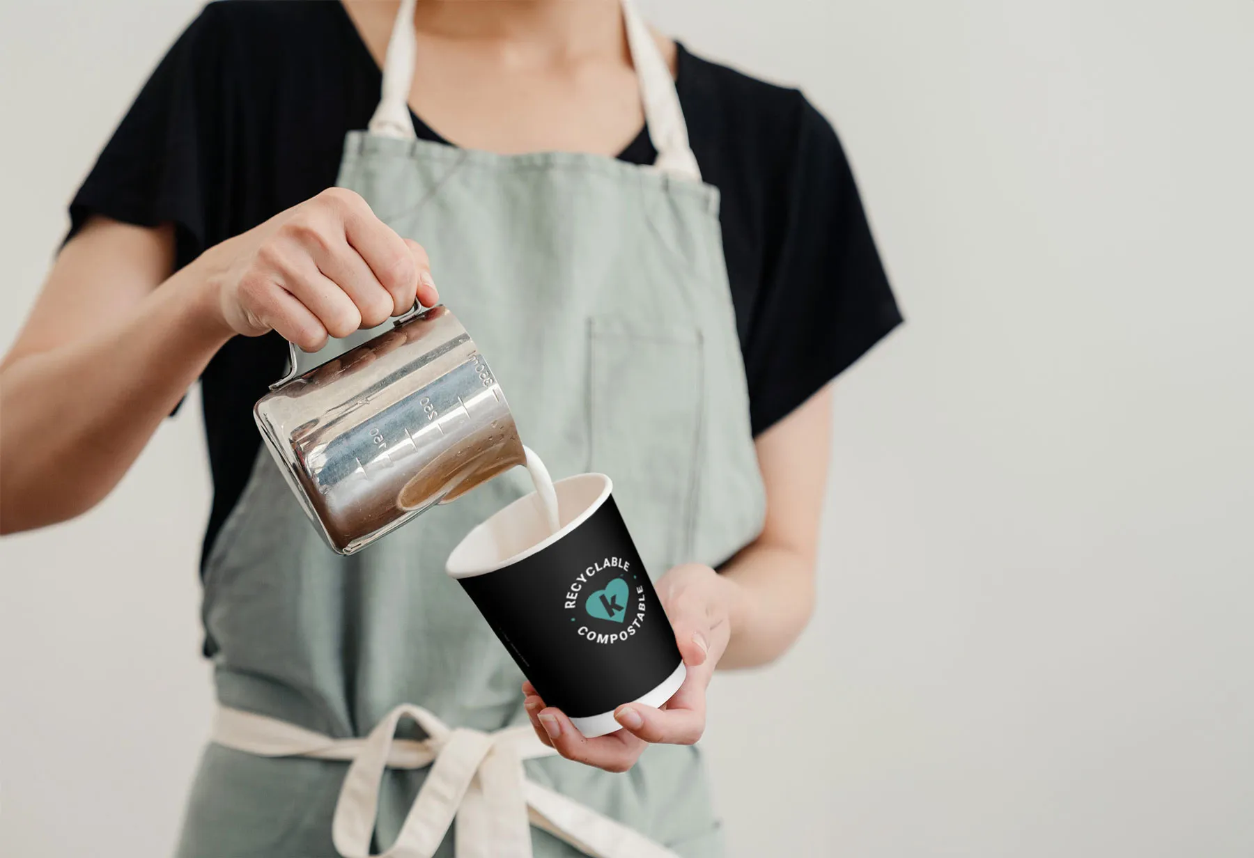 Barista using a cupkind cup